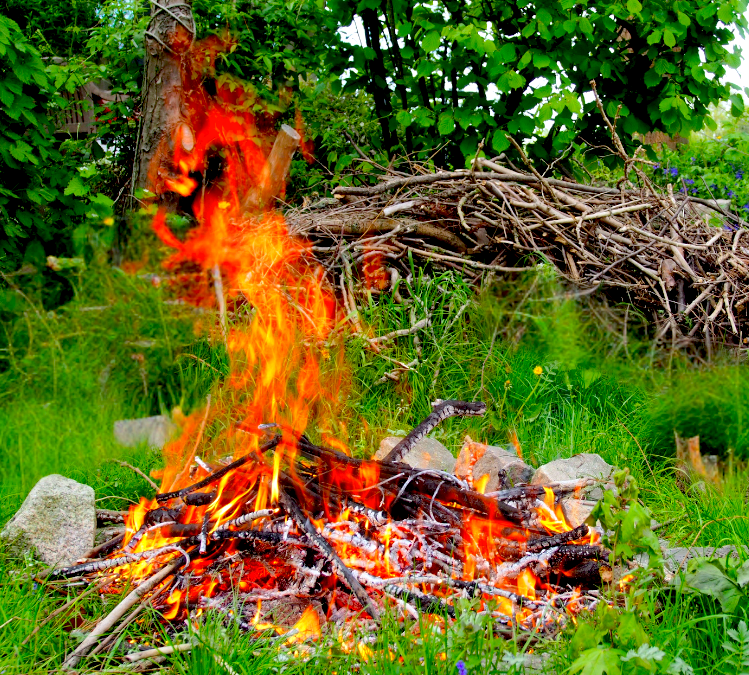 Loderndes Feuer auf dem Permakulturhof Ackerperlen als Auftakt zum Saisonabschluss-Workshop „Feuer & Rauch“.