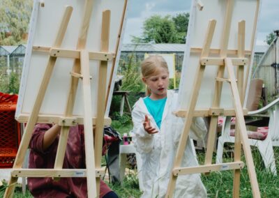 Kinder gestalten Naturbilder an Staffeleien beim Umweltbildungsprogramm von Ackerperlen